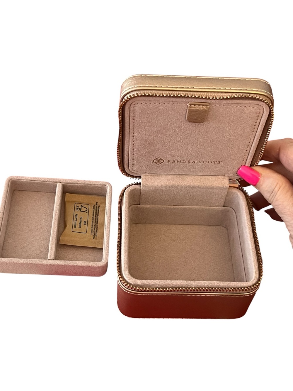 KENDRA SCOTT adorable NWT small/travel zip jewelry case in gorgeous rose gold